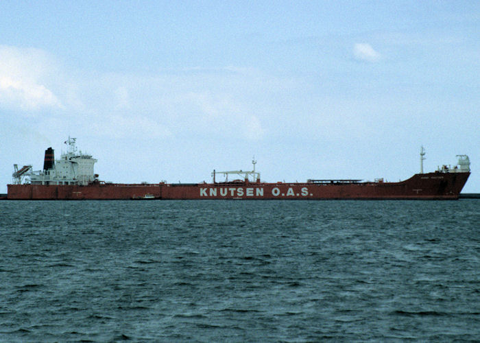 Photograph of the vessel  Anna Knutsen pictured arriving in Europoort on 20th April 1997