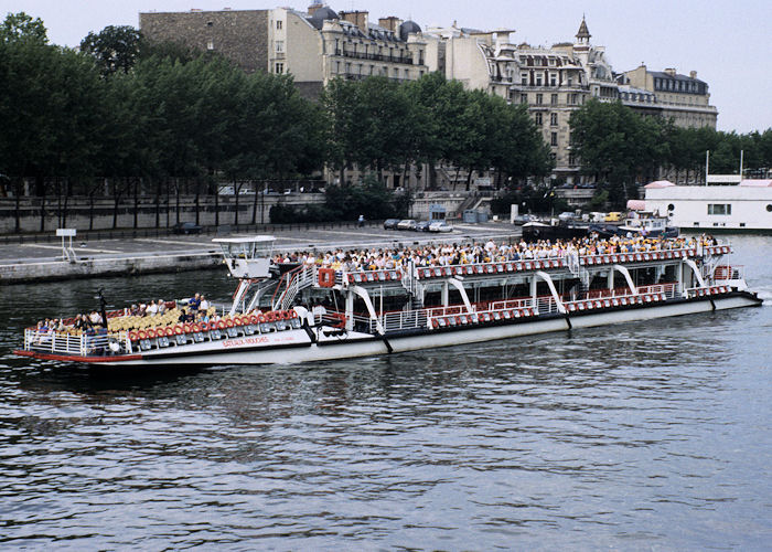 Photograph of the vessel  Le Coureau pictured in Paris on 30th June 1990