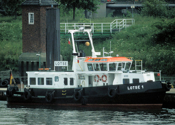 Photograph of the vessel pv Lotse 1 pictured at Hamburg on 27th May 1998