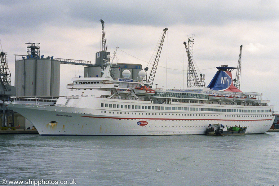 Photograph of the vessel  Sundream pictured in Southampton on 27th September 2003