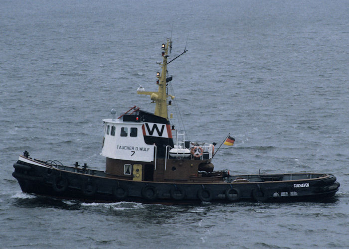 Photograph of the vessel  Taucher O. Wulf 7 pictured on the River Elbe on 25th August 1995