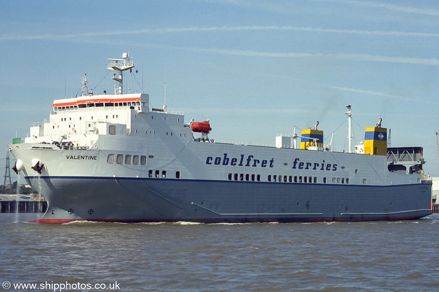 Photograph of the vessel  Valentine pictured passing Northfleet on 1st September 2001