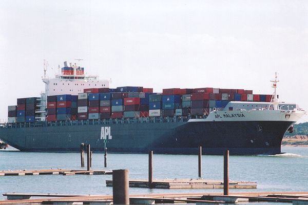  APL Malaysia pictured arriving in Southampton on 27th August 2001