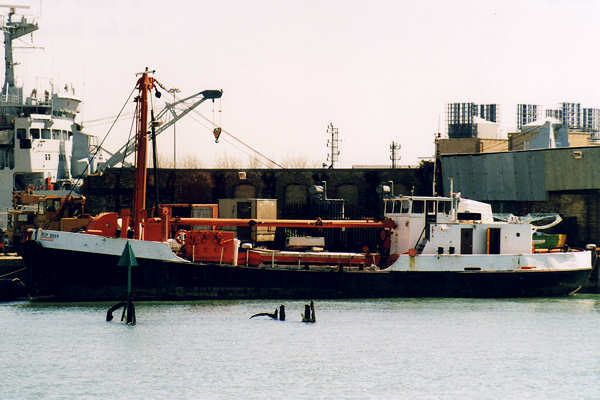 Photograph of the vessel  Deep Diver pictured in Southampton on 8th May 2001