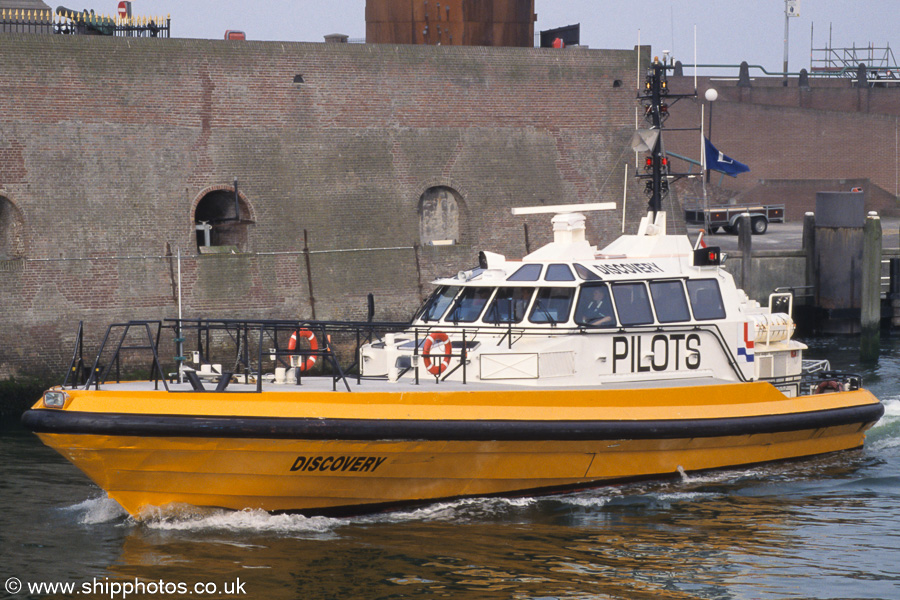 Photograph of the vessel pv Discovery pictured in Koopmanshaven, Vlissingen on 19th June 2002