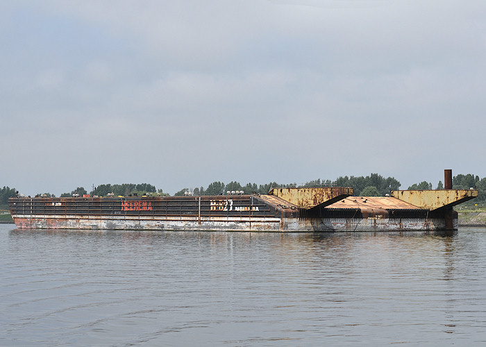  H-627 pictured in the Calandkanaal, Europoort on 26th June 2011