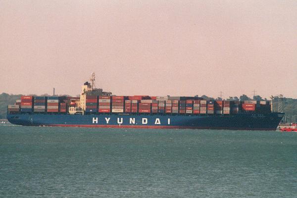 Photograph of the vessel  Hyundai Commodore pictured arriving at Southampton on 7th May 2001