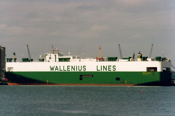  Pacific Breeze pictured in Southampton on 25th June 1995
