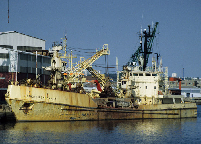 Photograph of the vessel  Robert Peyronnet pictured at Le Havre on 15th August 1997