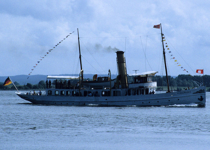 Photograph of the vessel rv Schaarhörn pictured on the River Elbe on 24th August 1995