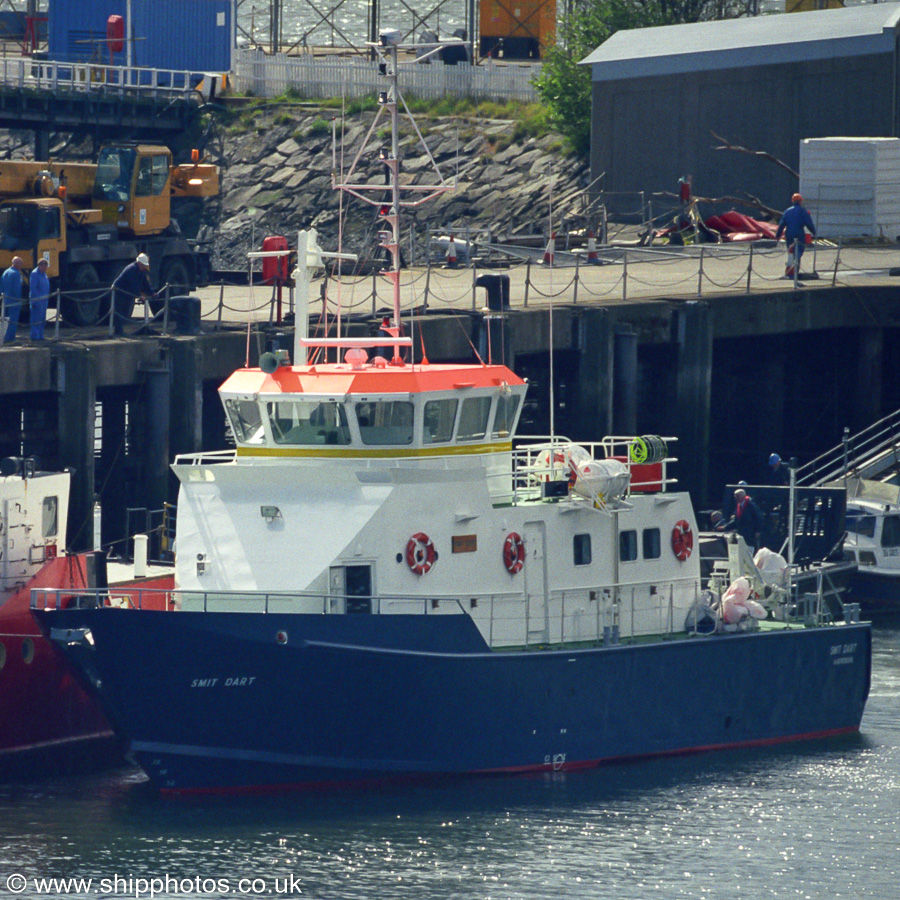 Photograph of the vessel  Smit Dart pictured at Rosyth on 12th May 2003