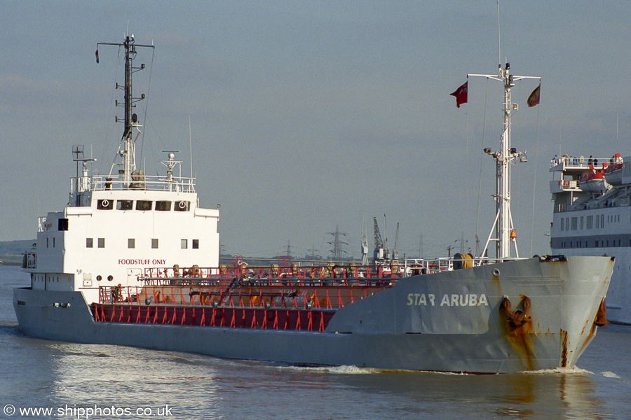 Photograph of the vessel  Star Aruba pictured passing Gravesend on 1st September 2001
