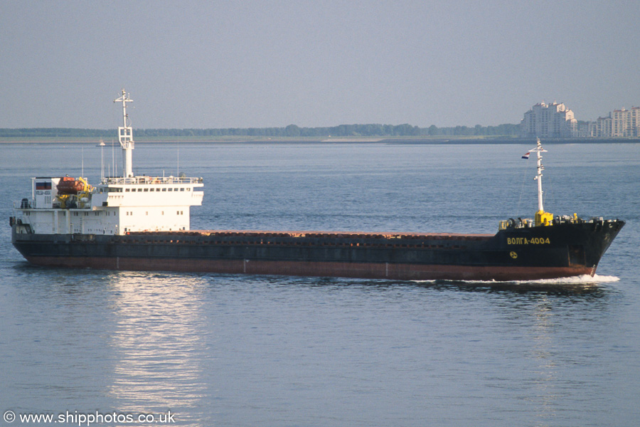 Photograph of the vessel  Volga-4004 pictured on the Westerschelde passing Vlissingen on 21st June 2002