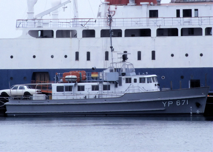 Photograph of the vessel  YP 671 pictured at Chicago on 23rd September 1994